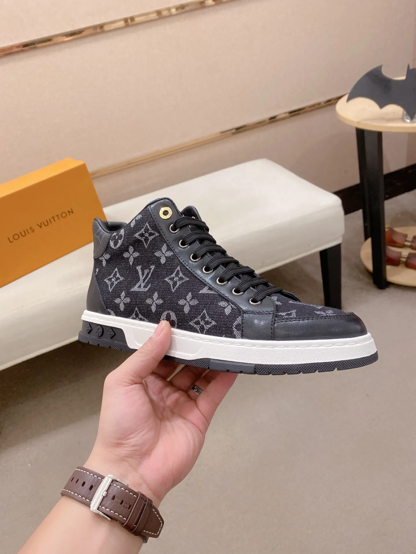 Factory price: 420 men's shoes💰🇮🇹🇮🇹LV Louis Vuitton. The latest fashionable casual shoes are popular in physical stores. New spring and summer comfortable imported custom original cowhide, unique jacquard fabric element design. With sheepskin lining, Lv original bottom, [sun][sun] high-end packaging and high quality💪Details determine the quality, you can enter and exit the counter at will, welcome to compare🇮🇹Size 38-44